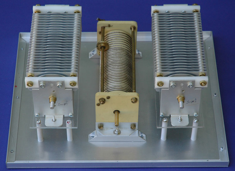 Photo 1  T-Network Antenna Matching Unit roller inductor and tuning capacitor fitted.